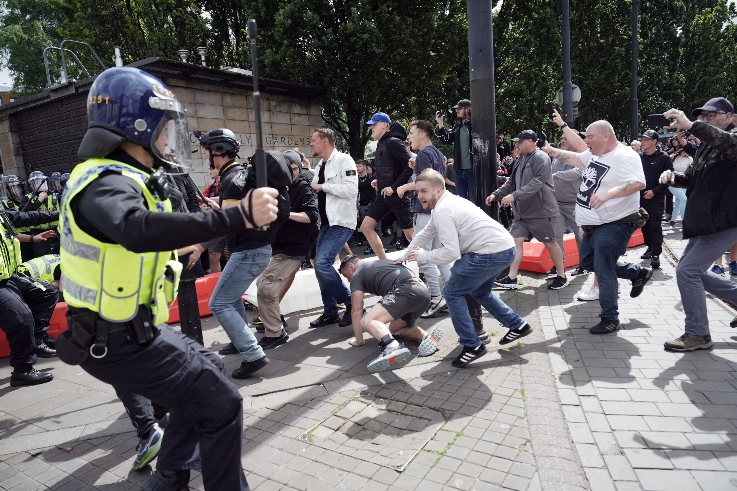 Far-right groups set fire to migrant hotels in the UK, prompting Prime Minister Starmer to promise swift justice. Over 147 arrested amidst ongoing unrest. #UKRiots #MigrantHotels #KeirStarmer